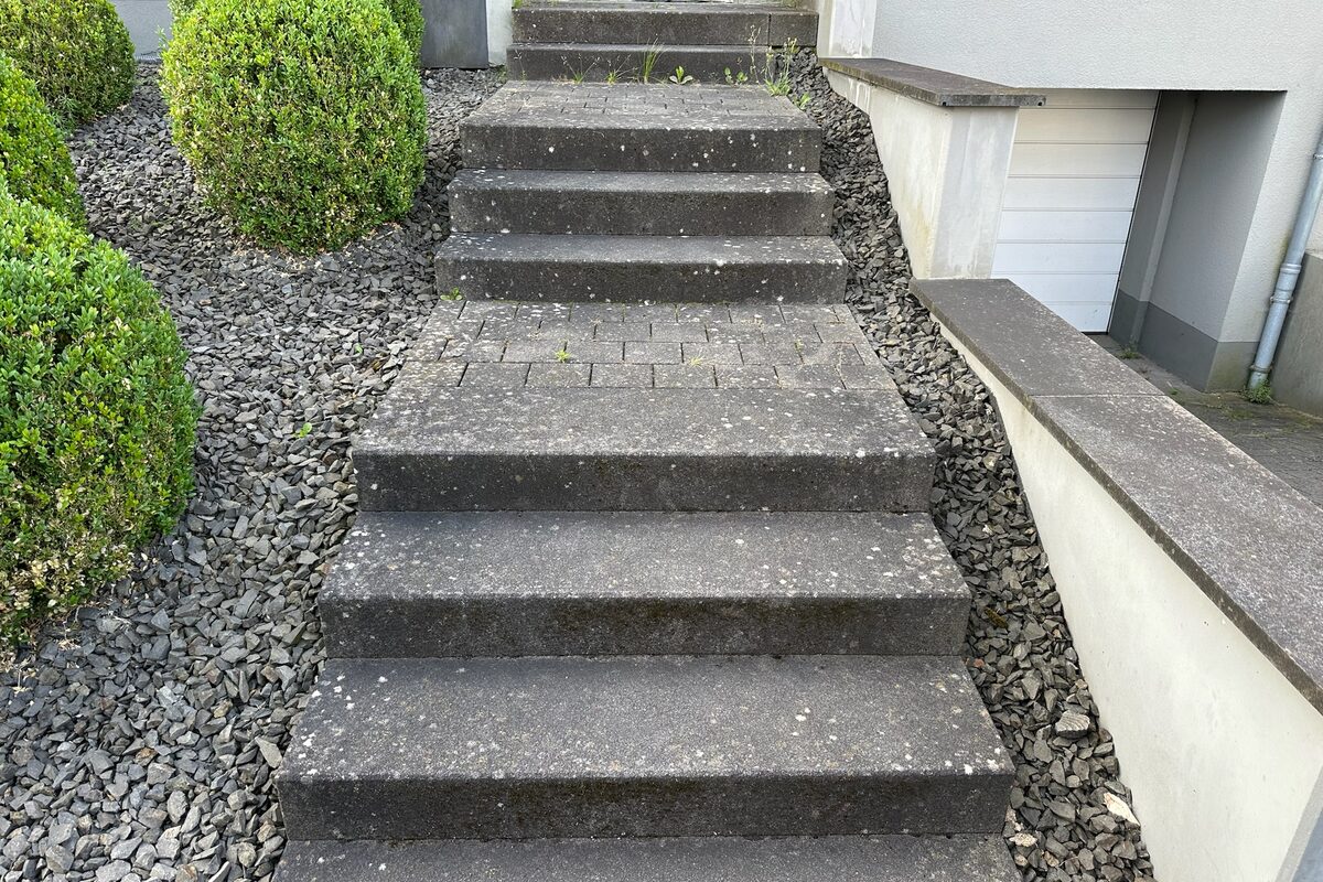 Pierres naturelles avant nettoyage à Contern